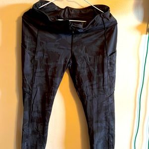 Lululemon Swift Speed running pants size 12 21’ inseam black camo